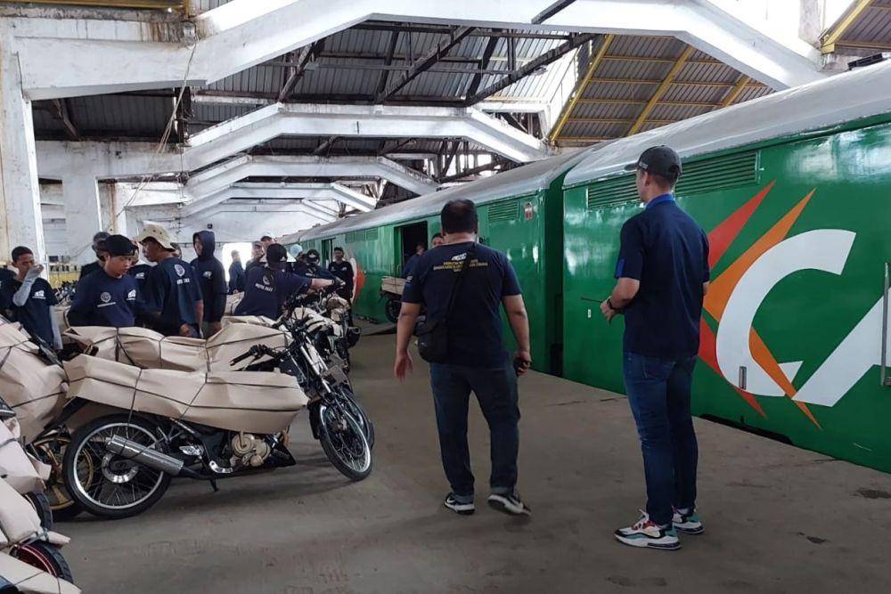 Sepeda motor pemudik yang mengikuti program Angkutan Motor Gratis (MOTIS) dari Direktorat Jenderal Perkeretaapian (DJKA) Kementerian Perhubungan (Kemenhub). (dok. Kemenhub)