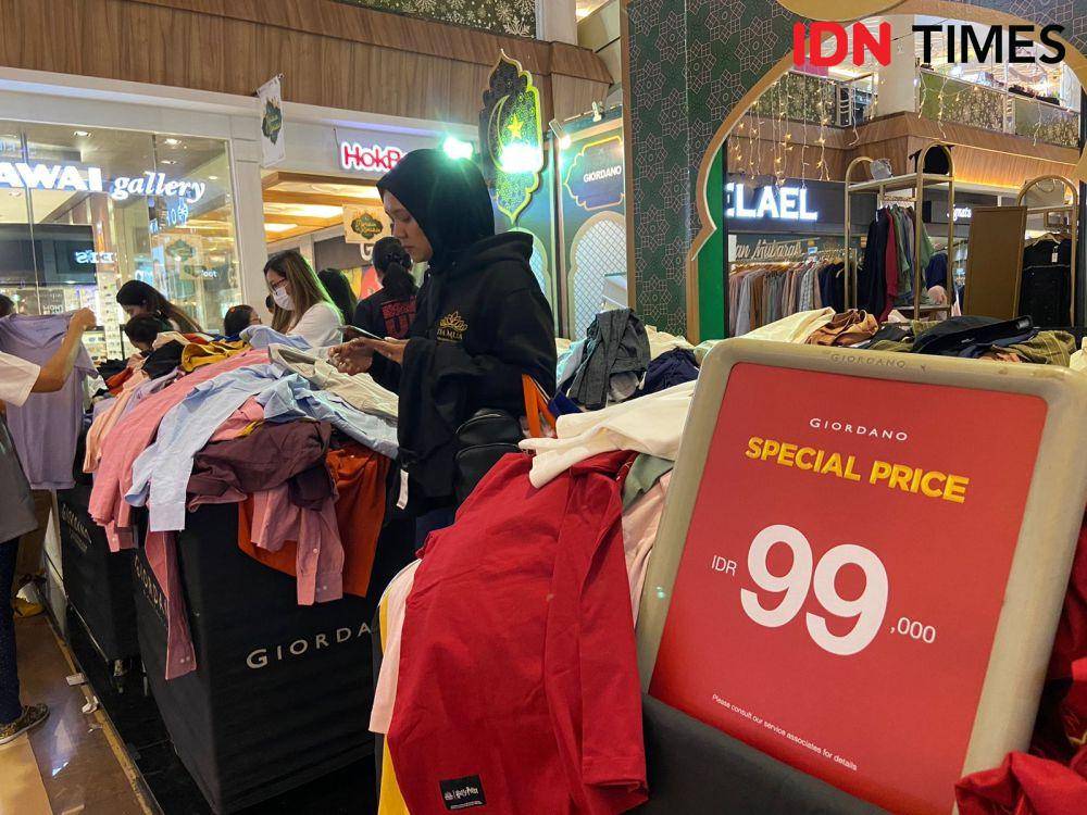 Pengunjung Mal Ciputra Semarang mulai berbelanja kebutuhan Hari Raya Idul Fitri di Lebaran Great Sale 2023, Jumat (14/4/2023). (IDN Times/Anggun Puspitoningrum)