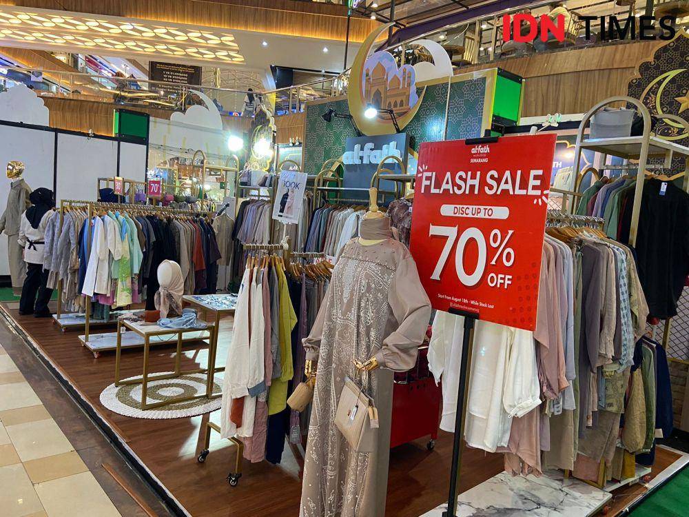 Pengunjung Mal Ciputra Semarang mulai berbelanja kebutuhan Hari Raya Idul Fitri di Lebaran Great Sale 2023, Jumat (14/4/2023). (IDN Times/Anggun Puspitoningrum)