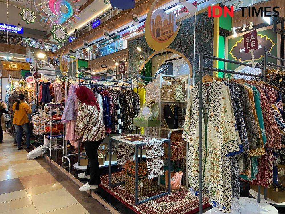 Pengunjung Mal Ciputra Semarang mulai berbelanja kebutuhan Hari Raya Idul Fitri di Lebaran Great Sale 2023, Jumat (14/4/2023). (IDN Times/Anggun Puspitoningrum)
