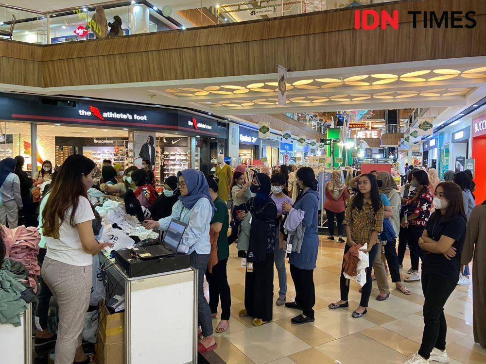 Pengunjung Mal Ciputra Semarang mulai berbelanja kebutuhan Hari Raya Idul Fitri di Lebaran Great Sale 2023, Jumat (14/4/2023). (IDN Times/Anggun Puspitoningrum)