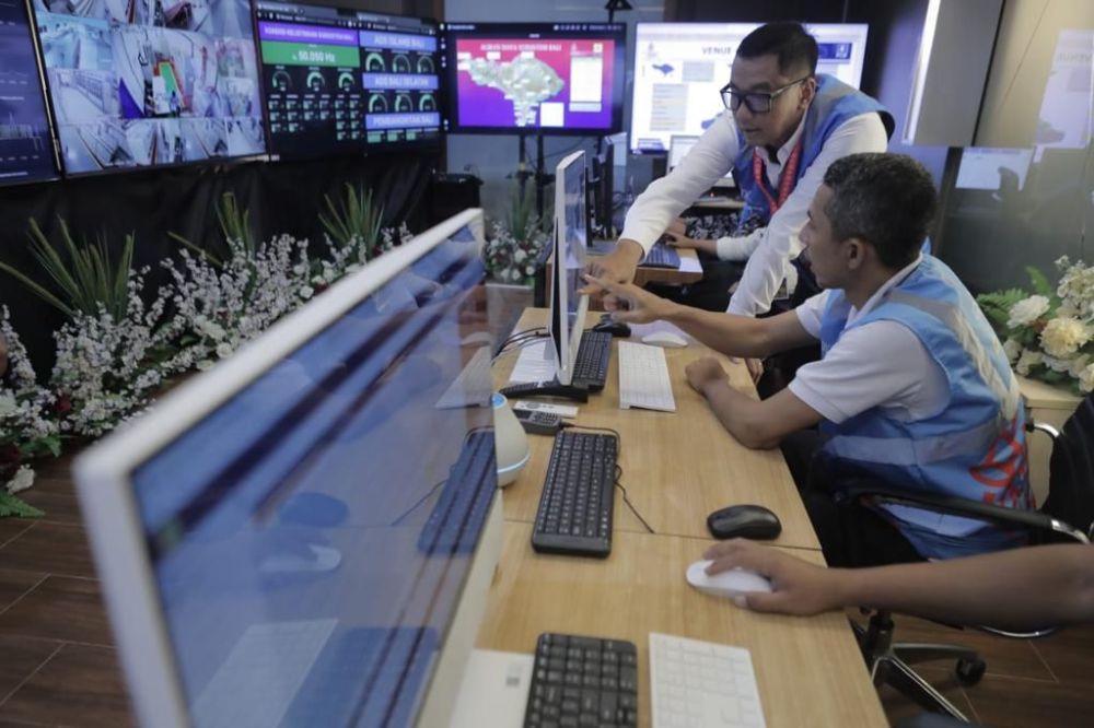 Direktur Utama PLN, Darmawan Prasodjo sedangkan mengarahkan karyawan. (dok. PLN)