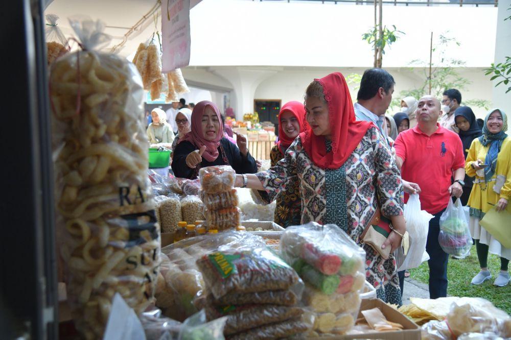 Wali Kota Semarang, Hevearita Gunaryanti Rahayu mengajak para ASN di Pemkot Semarang berbelanja di Pasar Johar, Jumat (14/4/2023). (dok. Pemkot Semarang)