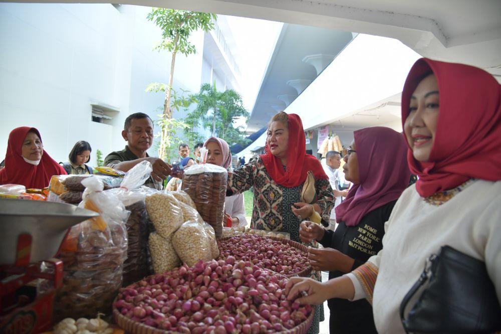 Wali Kota Semarang, Hevearita Gunaryanti Rahayu mengajak para ASN di Pemkot Semarang berbelanja di Pasar Johar, Jumat (14/4/2023). (dok. Pemkot Semarang)