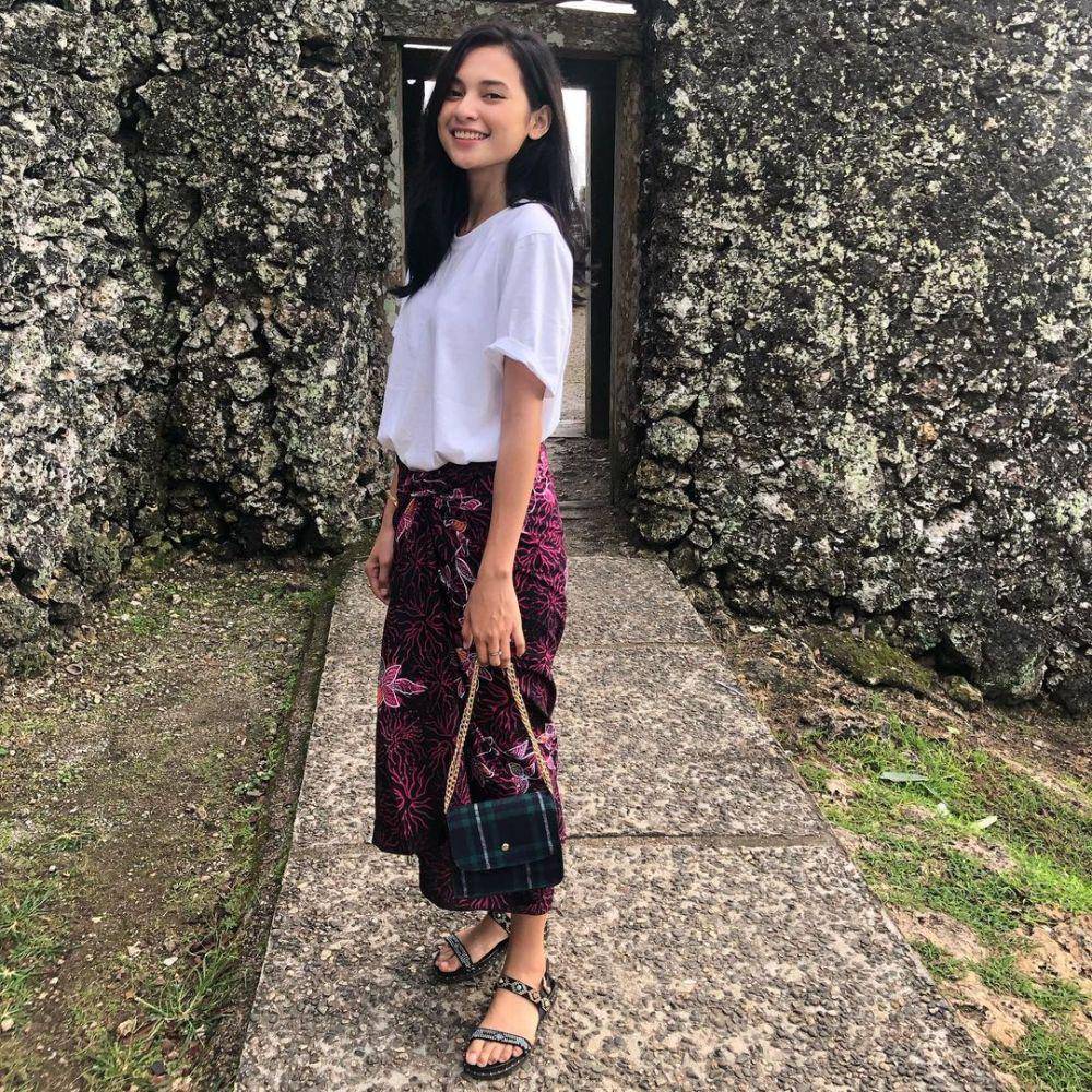 ide OOTD traveling ke alam ala Indah Permatasari (instagram.com/indahpermatas)