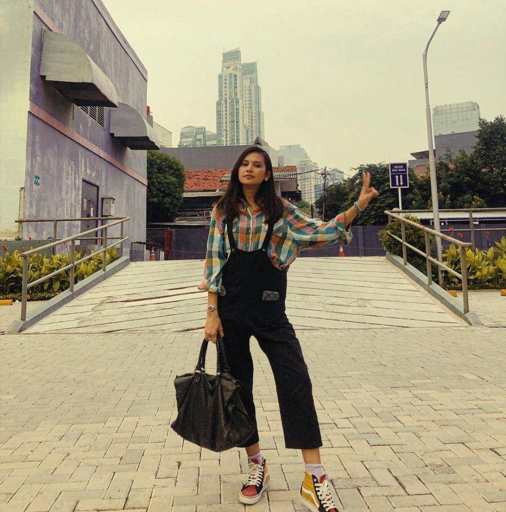 referensi outfit street style ala Indah Permatasari (instagram.com/indahpermatas)