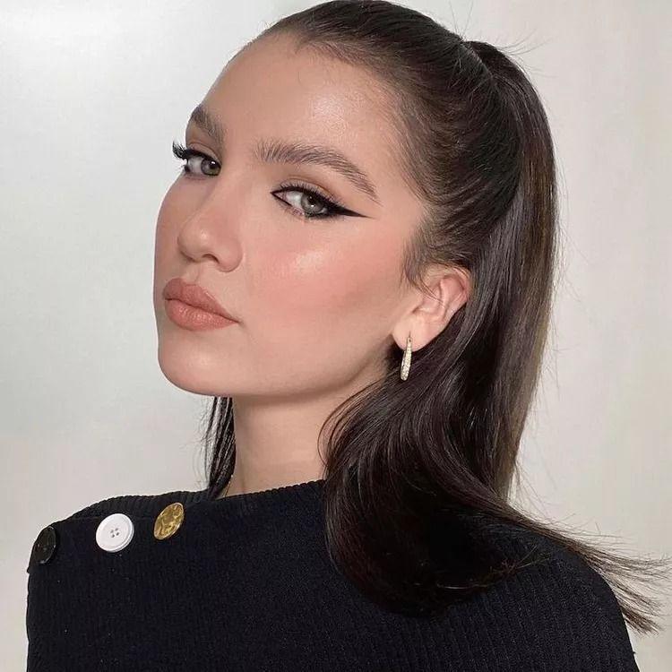 Inspirasi makeup untuk outfit hitam (instagram.com/maya_henry)