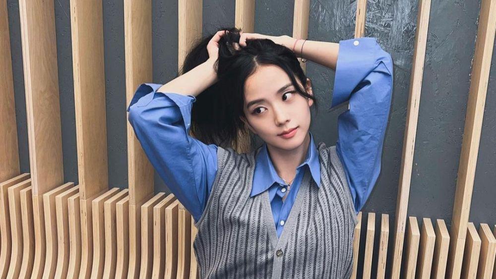 10 Inspirasi Outfit Lengan Panjang ala Jisoo BLACKPINK, Stylish!