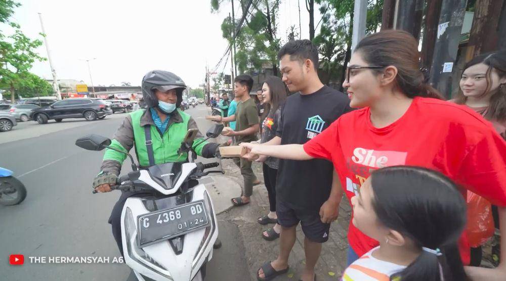Anang dan Ashanty berbagi (YouTube.com/The Hermansyah A6)