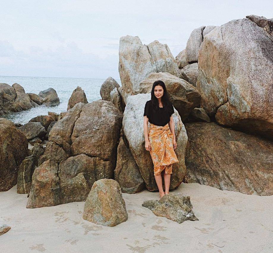 ide OOTD traveling ke alam ala Indah Permatasari (instagram.com/indahpermatas)