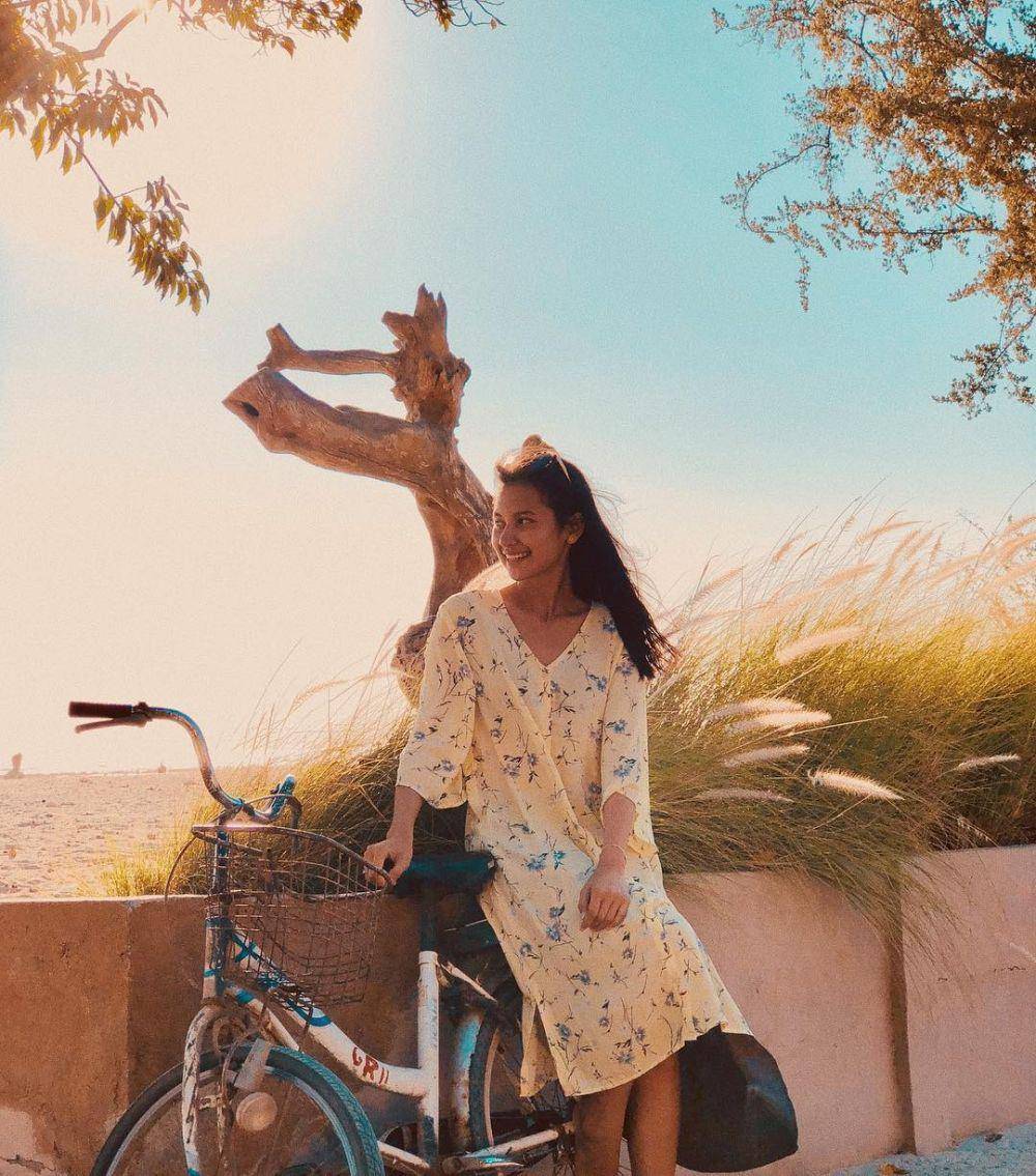 ide OOTD traveling ke alam ala Indah Permatasari (instagram.com/indahpermatas)