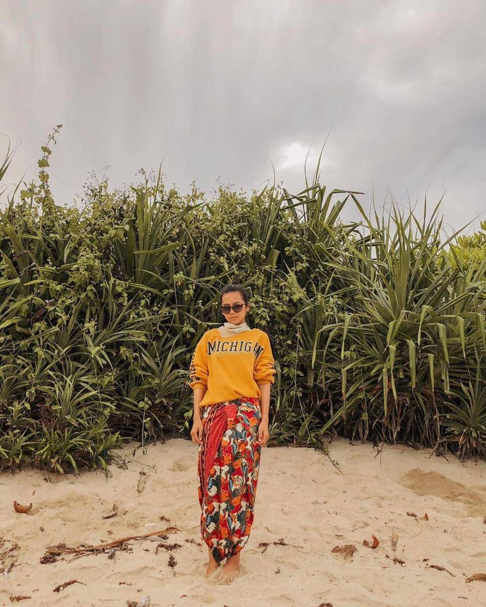 ide OOTD traveling ke alam ala Indah Permatasari (instagram.com/indahpermatas)