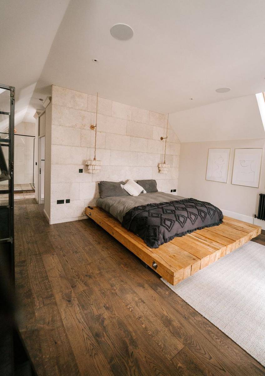 ide floating bedroom (unsplash.com/@heftiba)