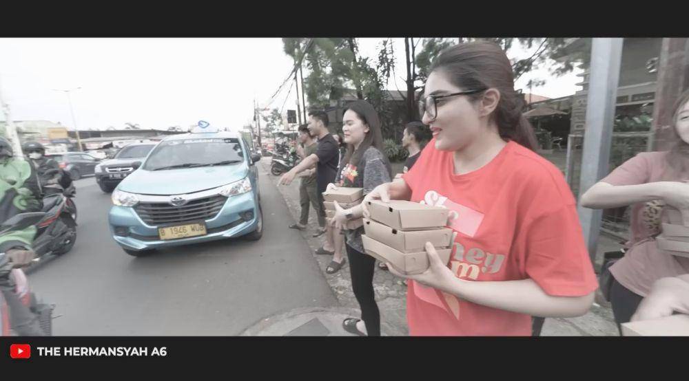 Anang dan Ashanty berbagi (YouTube.com/The Hermansyah A6)
