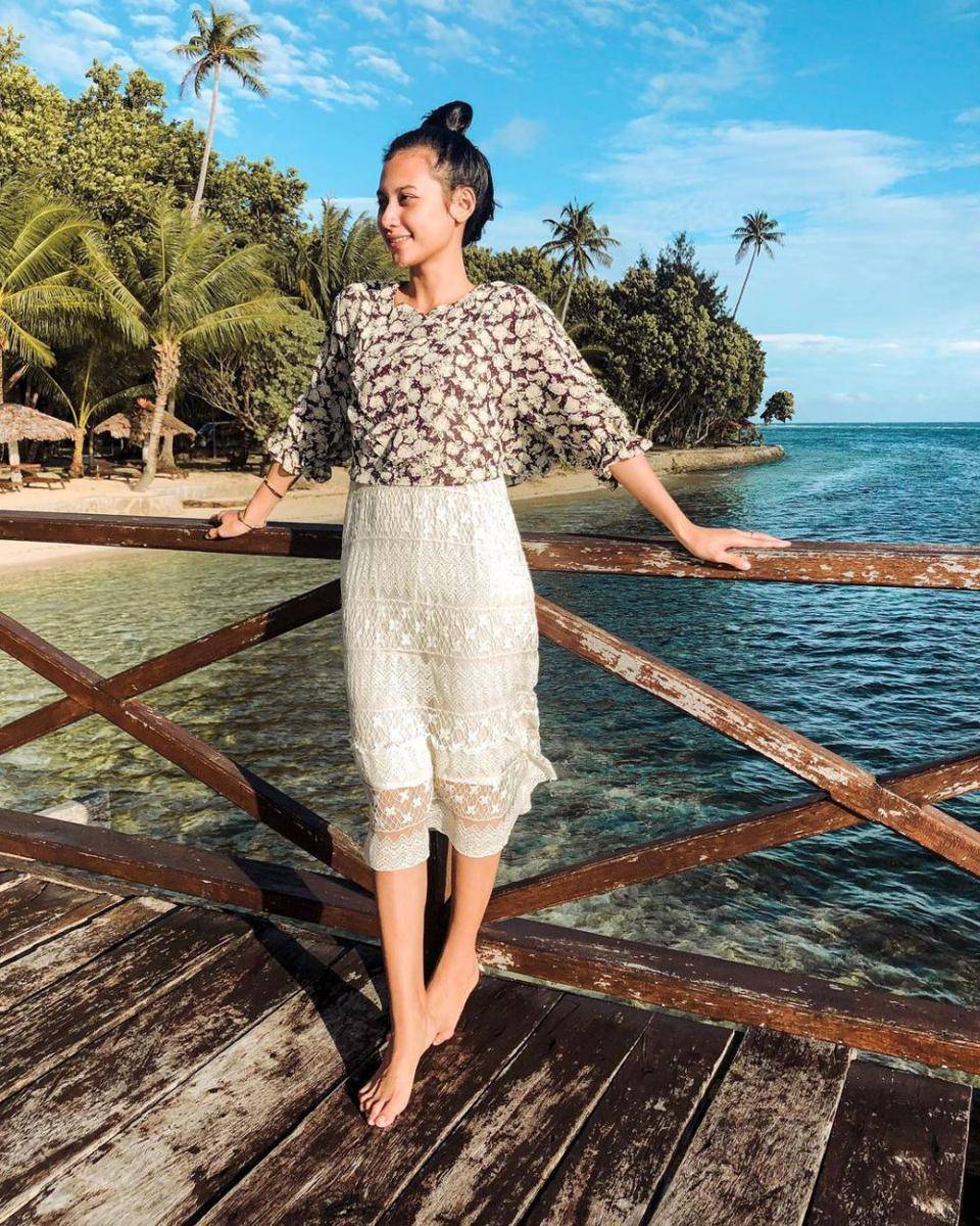 ide OOTD traveling ke alam ala Indah Permatasari (instagram.com/indahpermatas)