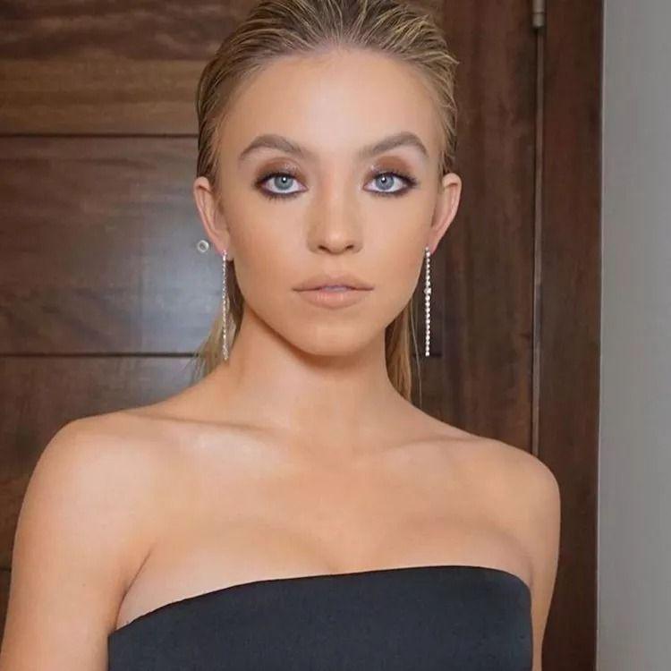 Inspirasi makeup untuk outfit hitam (instagram.com/sydney_sweeney)