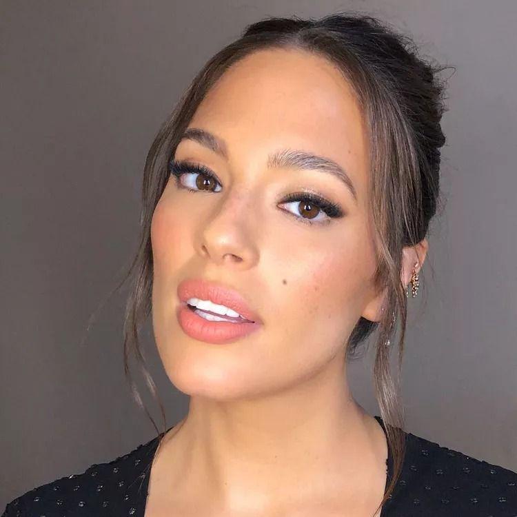 Inspirasi makeup untuk outfit hitam (instagram.com/ashleygraham)