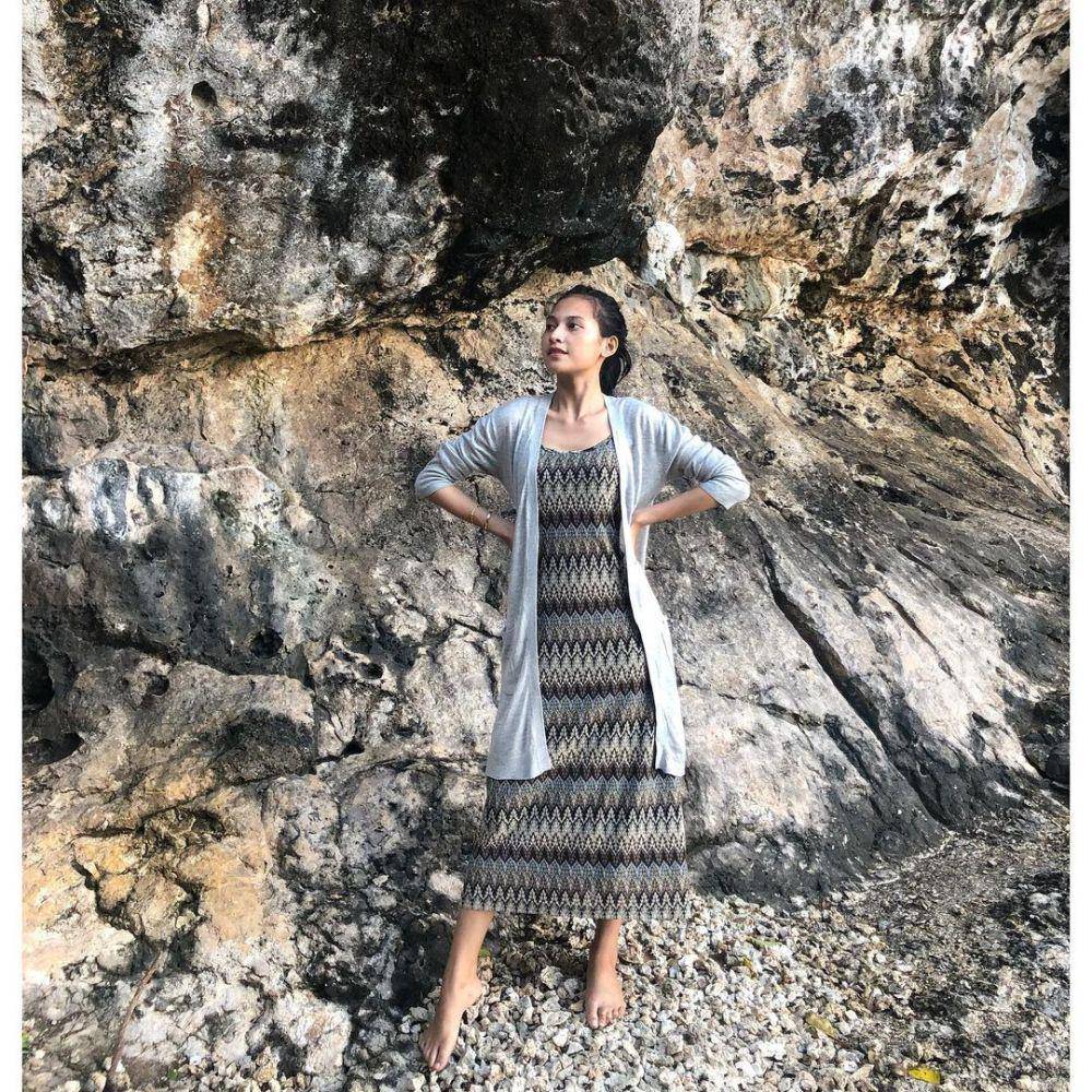 ide OOTD traveling ke alam ala Indah Permatasari (instagram.com/indahpermatas)