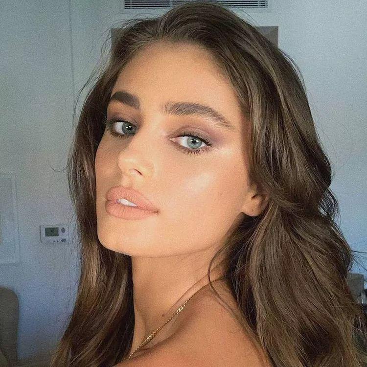 Inspirasi makeup untuk outfit hitam (instagram.com/taylor_hill)
