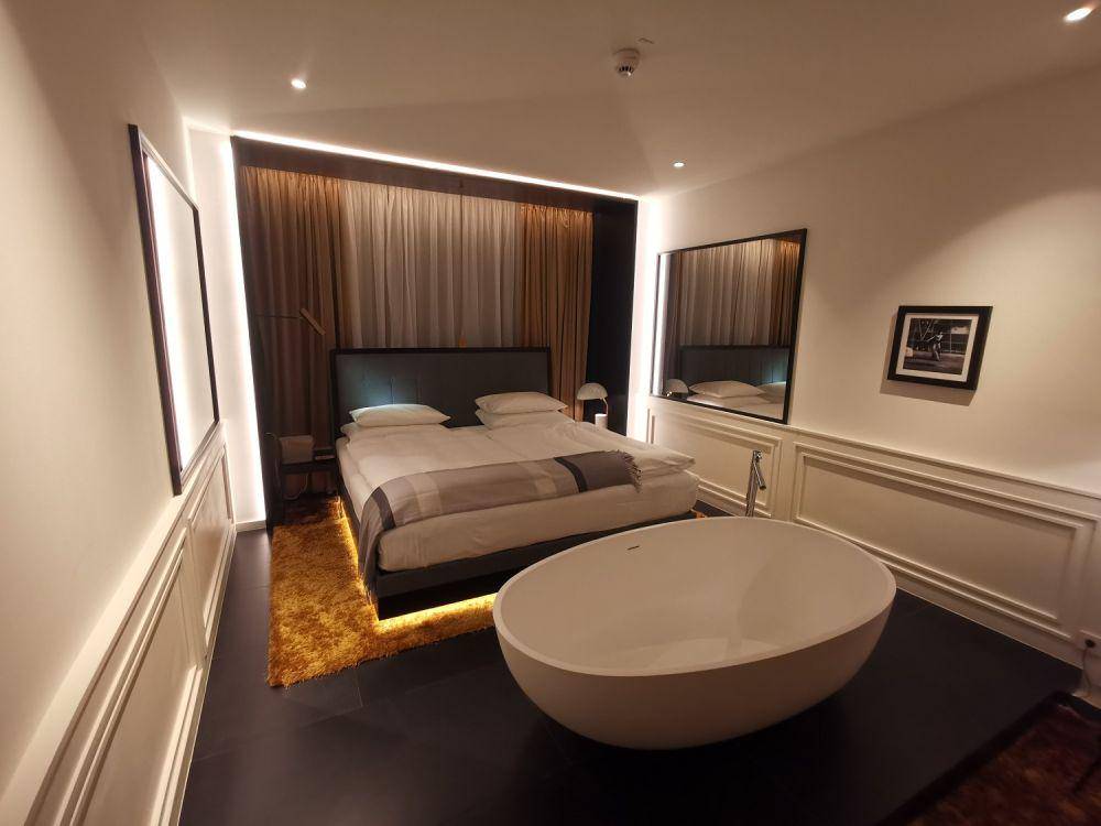 ide floating bedroom (unsplash.com/reisetopia)