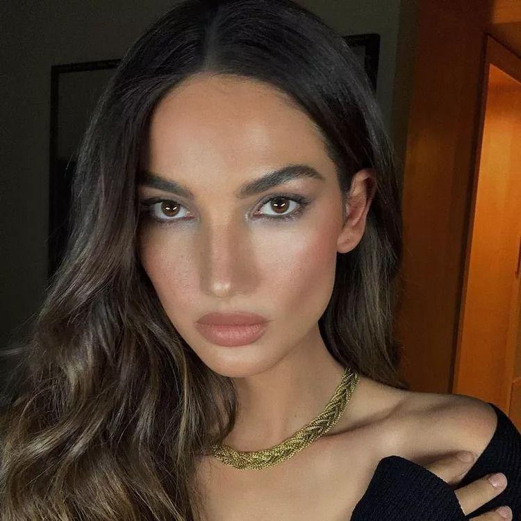 Inspirasi makeup untuk outfit hitam (instagram.com/lilyaldridge)