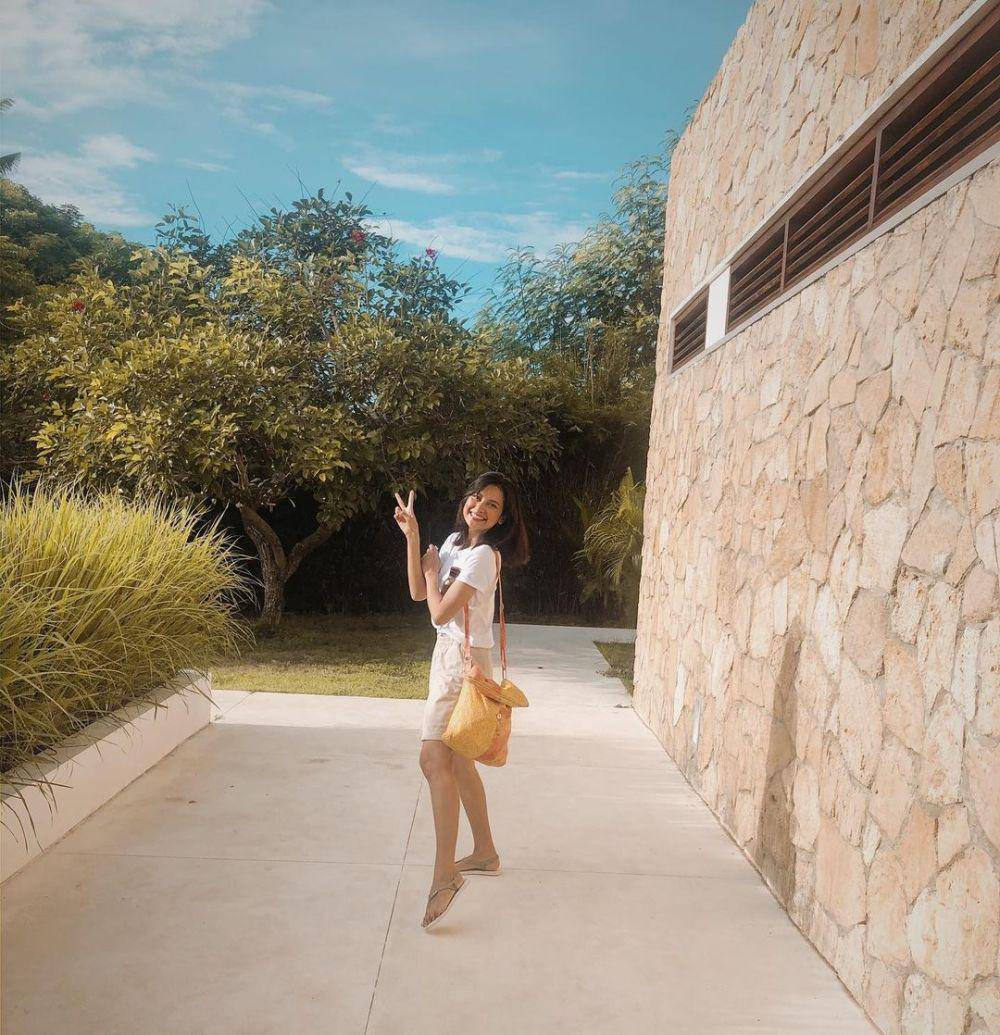 ide OOTD traveling ke alam ala Indah Permatasari (instagram.com/indahpermatas)