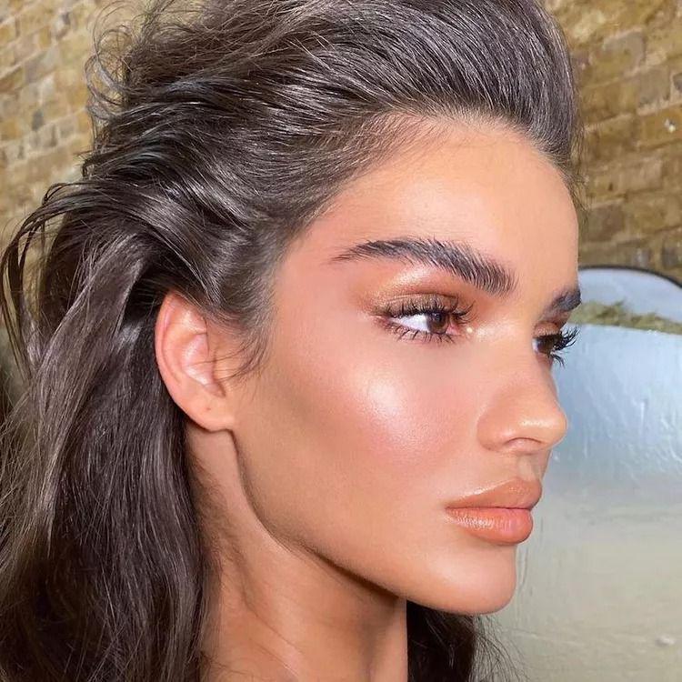Inspirasi makeup untuk outfit hitam (instagram.com/arbenitalsmajli)