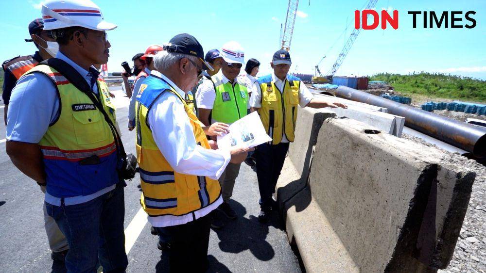Menteri PUPR, Basuki Hadimuljono saat meninjau Tol Cisumdawu, Sabtu (15/4/2023). (IDN Times/Uni Lubis)