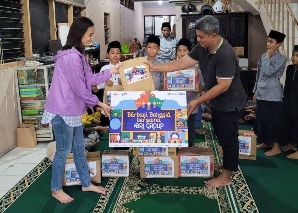 BRI Kantor Cabang Semarang A Yani memberikan santunan dan bantuan sembako pada Panti Asuhan Yatim Piatu Muawanah Semarang. (dok. BRI)