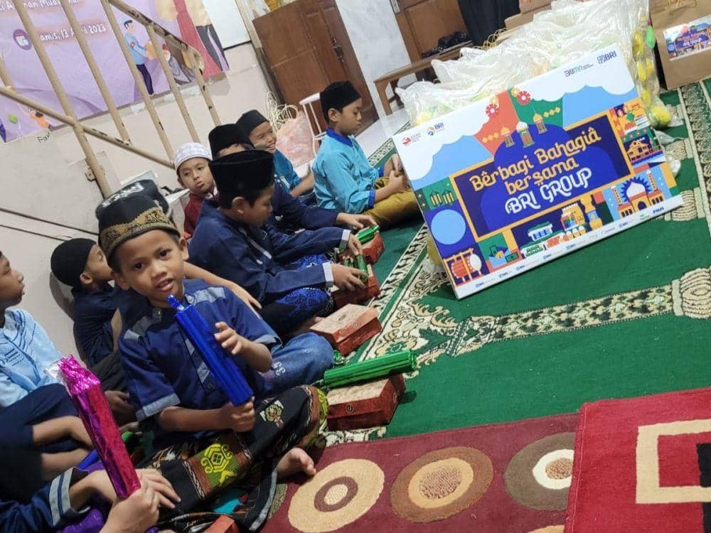 BRI Kantor Cabang Semarang A Yani memberikan santunan dan bantuan sembako pada Panti Asuhan Yatim Piatu Muawanah Semarang. (dok. BRI)