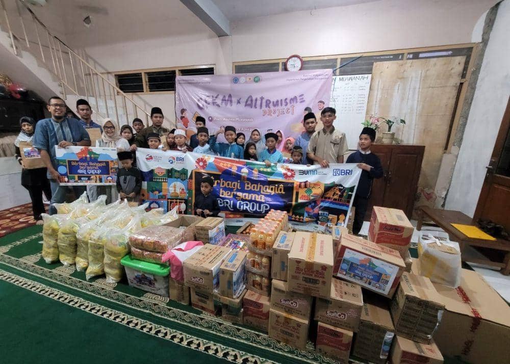 BRI Kantor Cabang Semarang A Yani memberikan santunan dan bantuan sembako pada Panti Asuhan Yatim Piatu Muawanah Semarang. (dok. BRI)