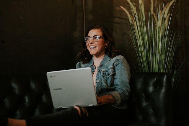 ilustrasi perempuan memangku laptop (unsplash.com/Brooke Cagle)