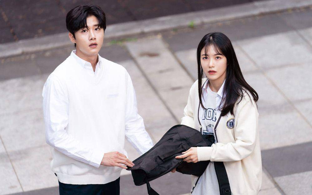 Seo Ji Hoon dan Shin Ye Eun dalam drama Revenge of Others (dok. Disney+/Revenge of Others)