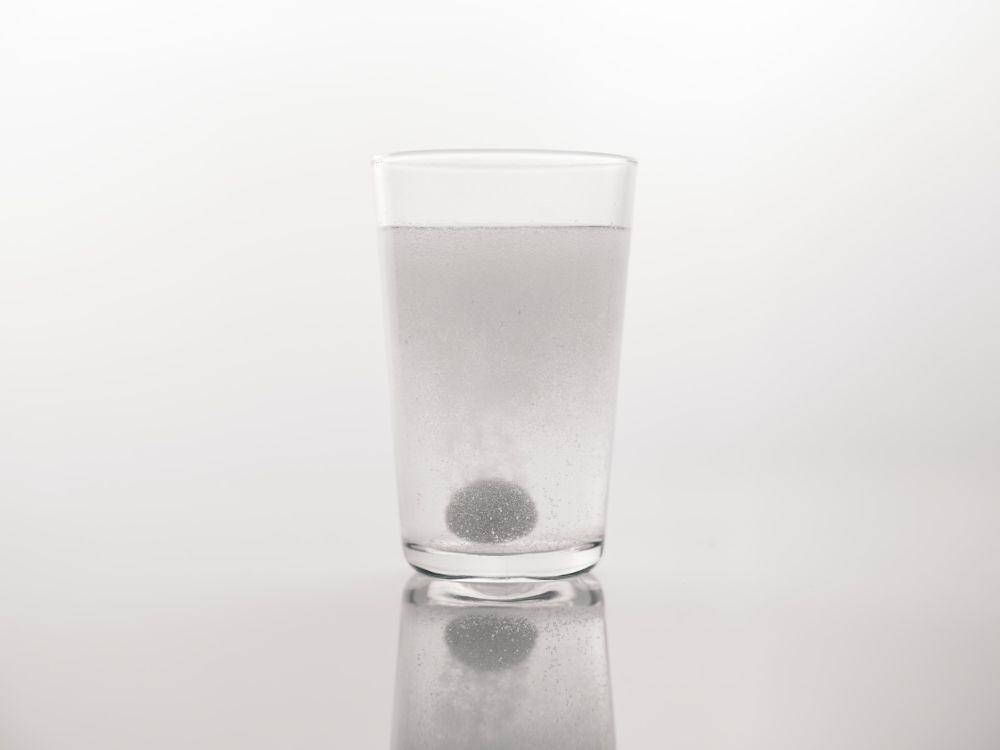 ilustrasi melarutkan obat dalam air (unsplash.com/engin akyurt)