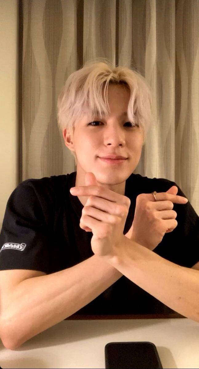 potret Jeno saat live di Instagram (instagram.com/nct_dream)