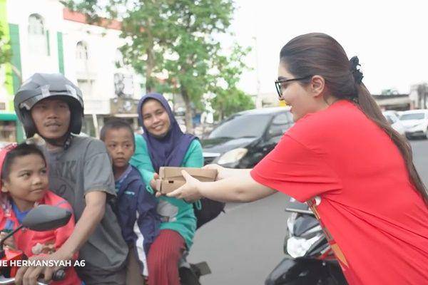 Anang dan Ashanty berbagi (YouTube.com/The Hermansyah A6)
