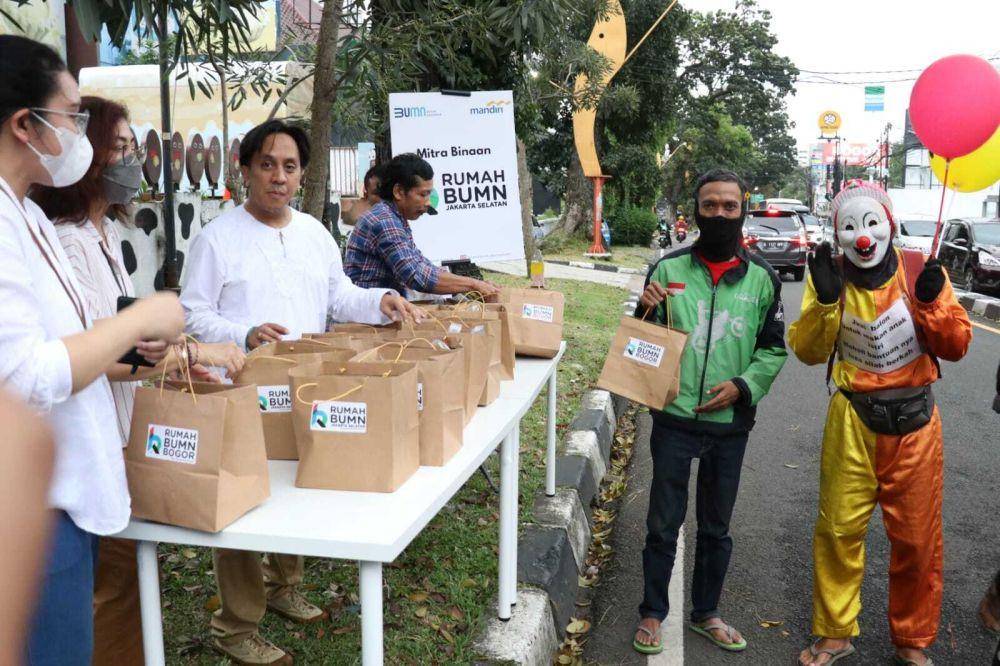 Bank Mandiri menyediakan 2.600 lebih paket takjil yang disalurkan pada 23 titik Rumah BUMN di seluruh Indonesia. (Dok. Bank Mandiri)