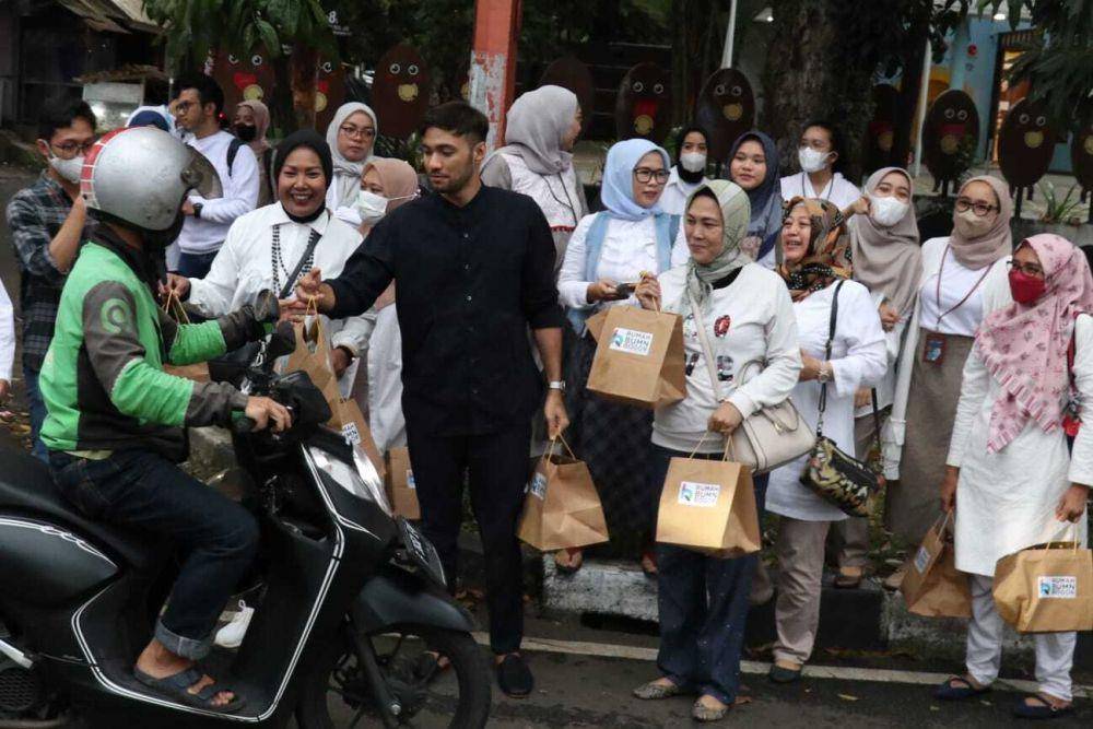 Kegiatan bagi-bagi takjil Bank Mandiri bertajuk "Livin’ untuk Indonesia" melibatkan selebritas nasional, seperti Refal Hady. (Dok. Bank Mandiri)