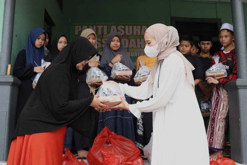 Bank Mandiri menyalurkan takjil kepada yayasan, panti asuhan, lembaga pemasyarakatan (Lapas), serta masyarakat yang membutuhkan di sekitar Rumah BUMN. (Dok. Bank Mandiri)