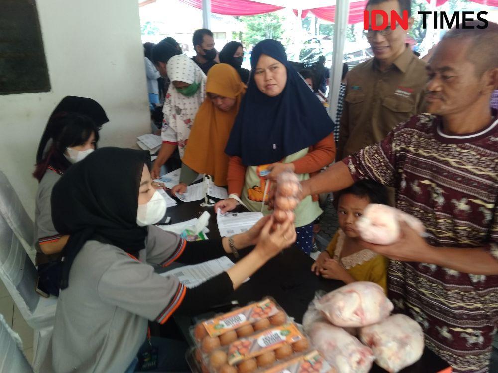 Masyarakat menerima bantuan ayam dan telur di Kantor Pos Bekasi. (IDN Times/Imam Faishal)