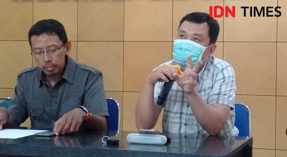 Kepala RSUD Saras Adiyatma, dr. Tarsisius Glory.(kanan).(IDN Times/Daruwaskita)