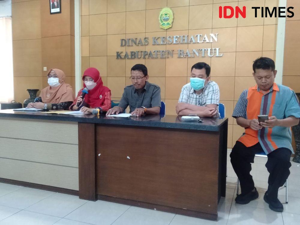 Kepala Bidang Pelayanan Kesehatan (Yankes), Dinas Kesehatan Bantul Anugrah Wiendyasari.(baju merah).(IDN Times/Daruwaskita)