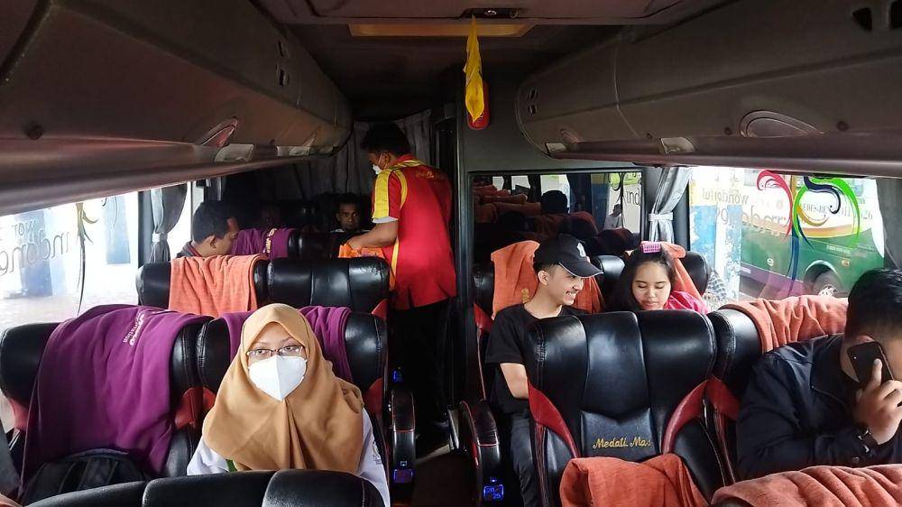 Bus AKAP PO Haryanto terlihat penuh penumpang. (IDN Times/Rizal Adhi Pratama)