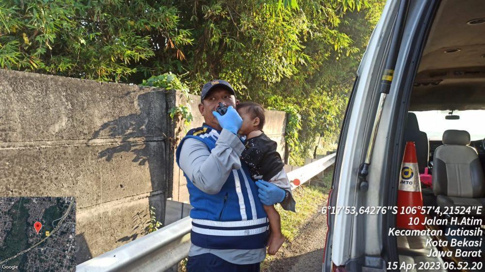 Jatuh dari JPO Tol Jorr, Balita Selamat Dipeluk Jasad Ibunya