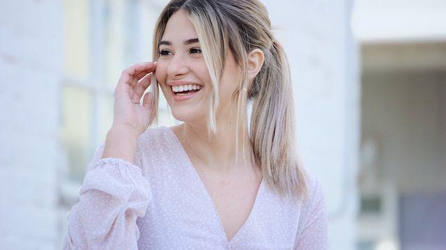 ilustrasi perempuan tersenyum (unsplash.com/@invadingkingdom)