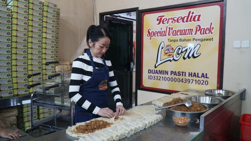Pemilik Lunpia Cik Me Me, Meliani Sugiarto sedang meracik Lunpia Semarang (dok. LCM)