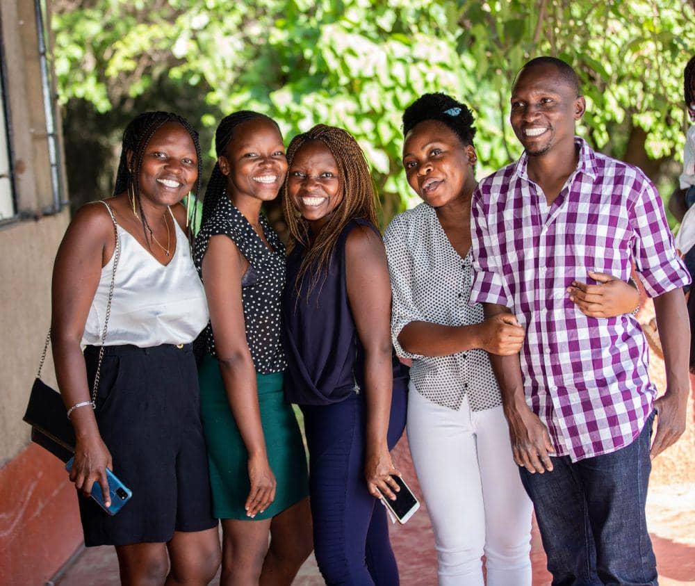 ilustrasi kumpul saudara (pexels.com/Josiah Matthew)