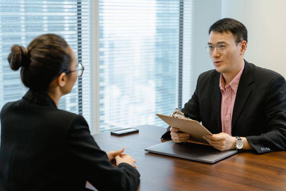 Ilustrasi duduk tegak saat interview (pexels.com/MART PRODUCTION)