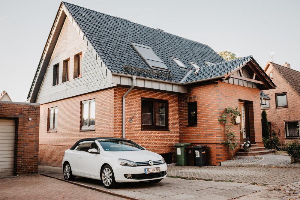 ilustrasi mobil parkir di halaman rumah (Unsplash.com/Rifath photoripeye)