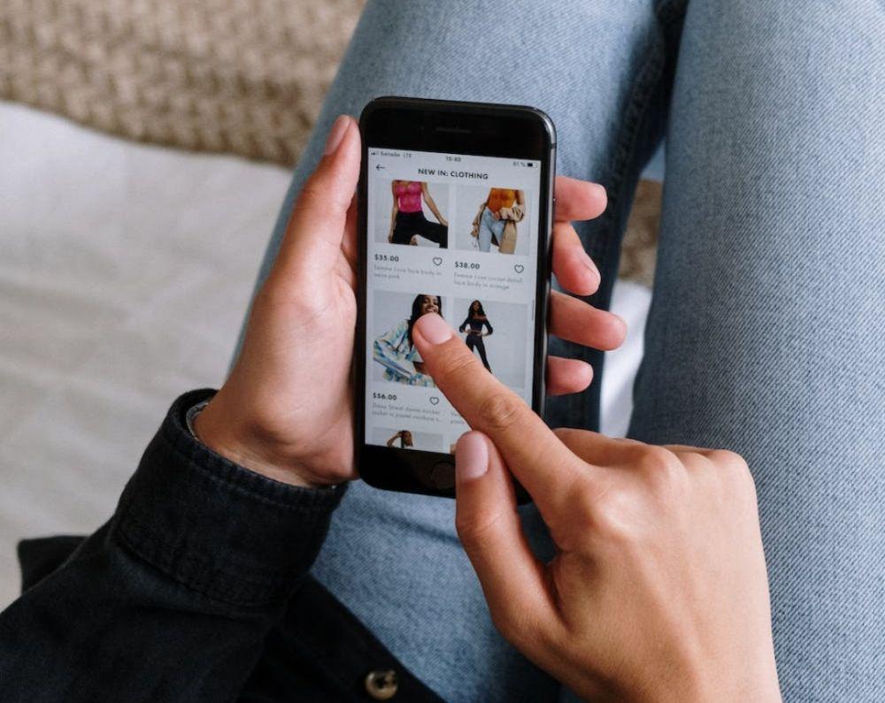 ilustrasi memilih barang di Shopee Mall (pexels.com/cottonbro studio)